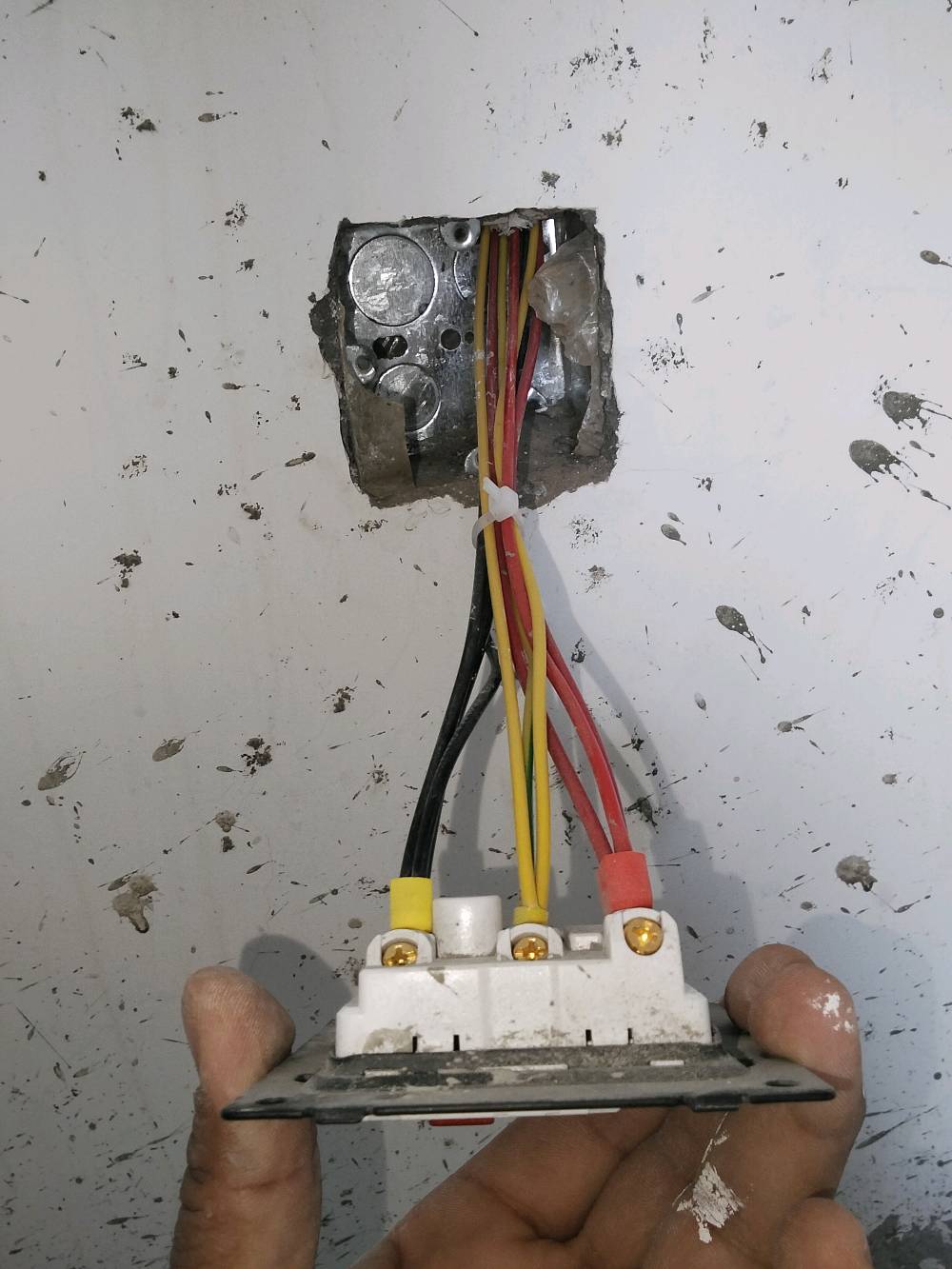 السلام عليكم كهربائي منازل 
وشغل نضيف ودرجة اولى 
وسريع ان شاء الله اتصل وبالخدمة 