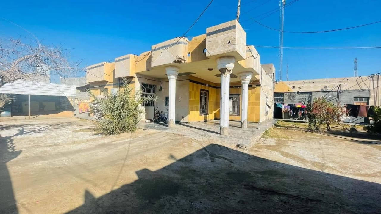 السعر150 قابل للتفاوص 1020م بيت+2مشتملات
البيت الأول يحتوي غرفتين نوم وديوانية 8م وهول ومطبخ  وصحيات خارجية وداخلية. ومحلات عدد2
اما المشتمل الأول بناءحديث يشمل غرفة عدد1 ومطبخ وهول  واستقبال  وصحيات
اما المشتمل الثاني يشمل غرفةعدد1واستقبال ومطبخ حار بارد وصحيات. البيت مفوض للطابو العنوان الرمادي. منطقة الشراع قرب مدرسة جنة المؤى. وعيادة الدكتور لطيف.
تواصل واتساب *********** ابو مصطفى
