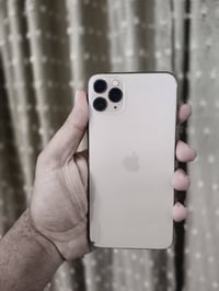 ايفون 11 برو ماكس ذ 256 . ب 82  فكر بسيط بالضهر . ومبدل شاشة. فيس ايدي...