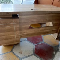 ميز مكتب نضيف  عنوان مدينه الصدر الاورفلي  سعر 75الف بيه مجال  رقم: 07...