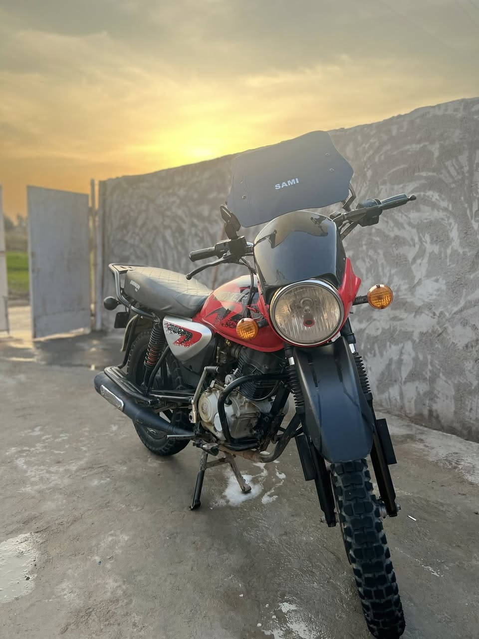 السلام عليكم اخوان دراجه بوكسر موديل ٢١مفتوحه مرة وحدة اوراق اصولي كلشي مناقصها غير دواسات رجل بس ودراجه خير من الله نضيفه كدام عينك ((سعرها ب ١١٠٠ ‼️))وبيها مجال حك الجيه مكاني بغداد الدورة رقمي متواجد واتساب او ع الخط ***********
