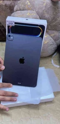 ايباد برو M4 • ٢٥٦ • موصل