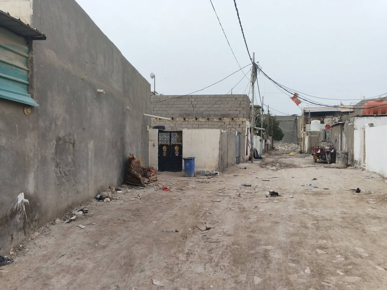 بيت للبيع  منطقه ال معالي ..
مساحة البيت تقريبا 300 .مع المشتمل 
البيت بي براني منفصله وطارمه كبيره ومطبخ وصاله وغرفة وحده 
المشتمل طارمه ومطبخ وغرفتين  المطبخ سنوديج.. البيت مسكون حاليا ..
موقع البيت .ال معالي النزله الي مقابيل المدارس الصينيه.
سعر البيت 55 مليون  طابو زراعي سند 25 
***********
