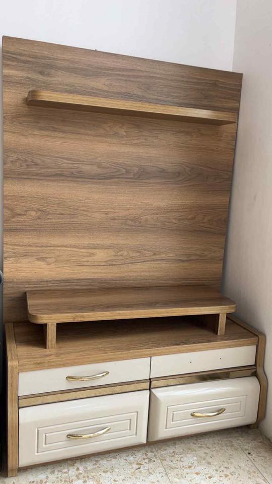 السلام عليكم
ميز تركي اربع جرارات ورف ومكان للشاشة جديد جدا 
الله يشهد اربعه ميكدرون يحملوه 
مكاني الحله 
السعر 200
***********
