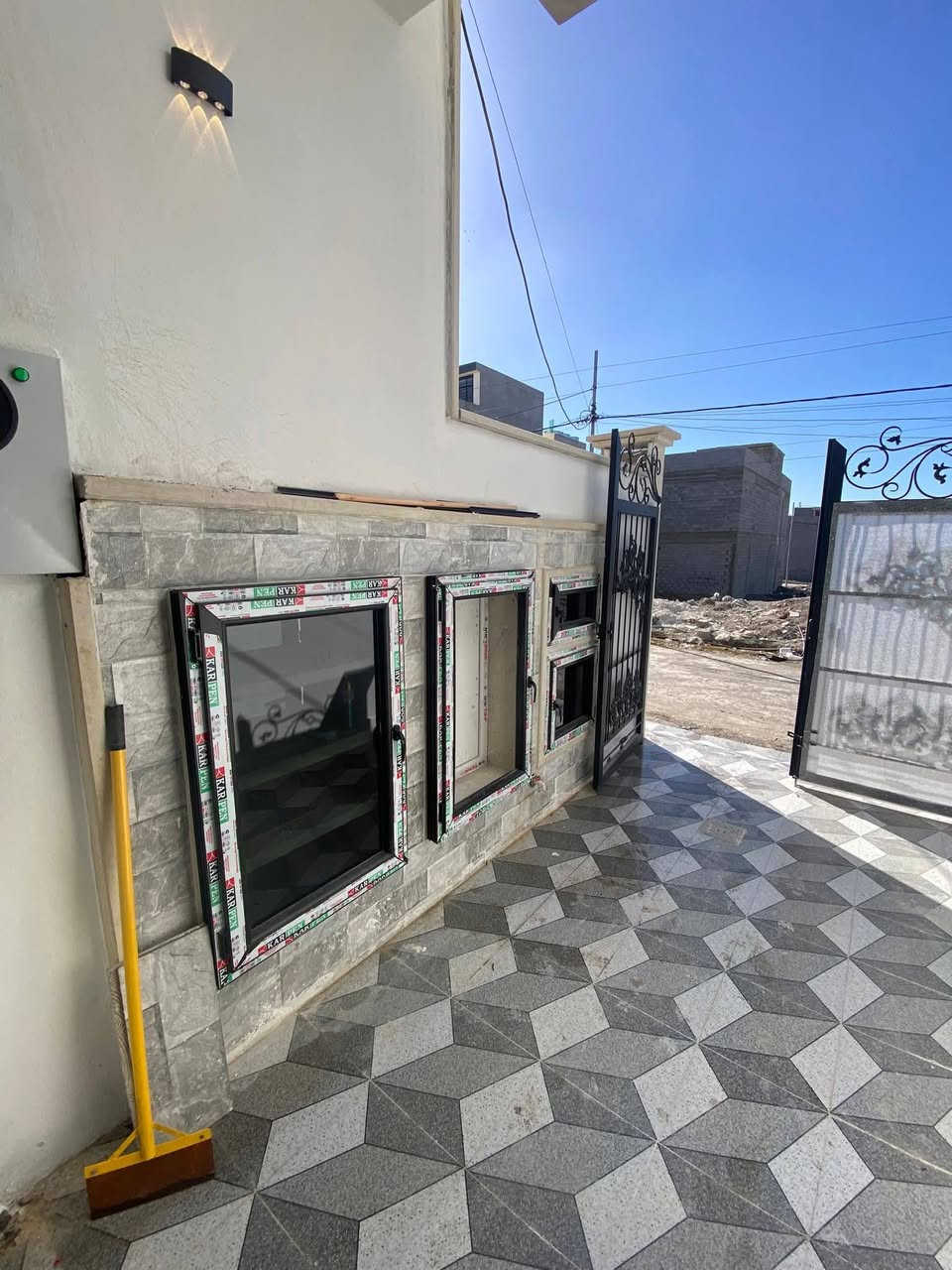 #مكتب_مملكة_السعادة_للعقار 
للبيع للبيع للبيع
دار سكني سند طابو ملك صرف مكاتبه مع الشرعي 
 في حي السماح الثانيه قبل شارع 30
تقطيع الجديد موقع مميز
  المساحة ١٠٠م بناء حديث تسليم مفتاح
ط١ غرفة نوم وهول واستقبال ومطبخ وصحيات وكراج
للإستفسار ع السعر الإتصال
***********
***********
مراجعة مكتب مملكة السعاده للعقار قرب بانزيخنة المشاعل سايدين الاركان
