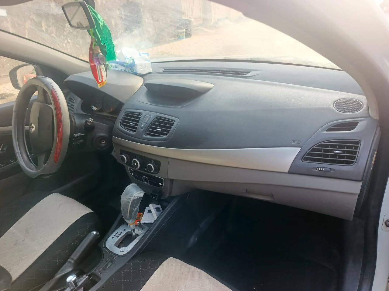 رينو فلونس 2012 قبق اصفر رقم بغداد انكليزي السعر 55
***********
