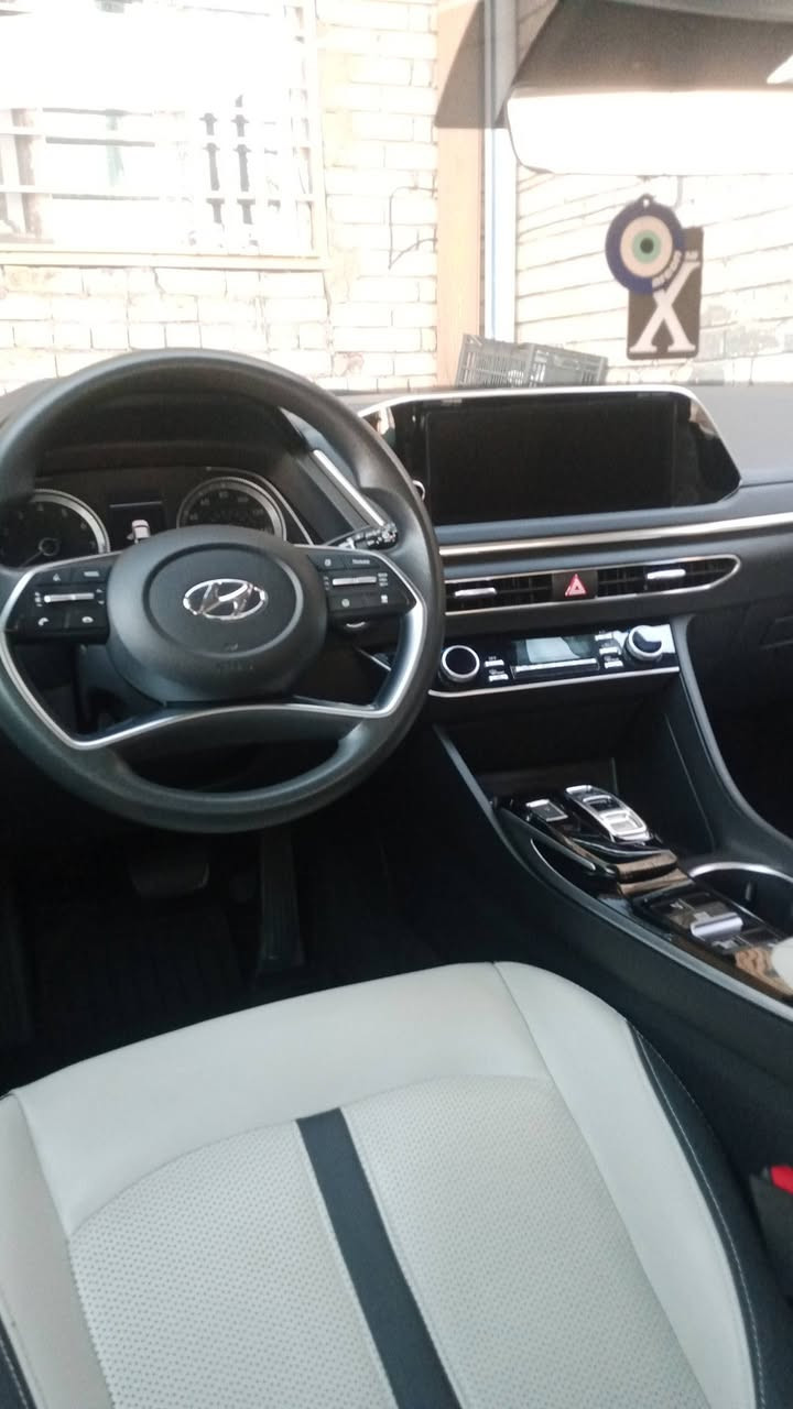 السلام عليكم من رخصة الادمن سوناتا موديل 2023 ماشيه 20.000km مواصفات بصمه اربع وضعيات قياده اوتوهولد كراسي جلد كرسي السائق كهرباء شاشه كبيره تدفئ وتبريد تخم تاير جديد السعر 172 وبيه مجال بسيط تفاصيل اكثر ‏‪***********‬‏هذه رقمي
