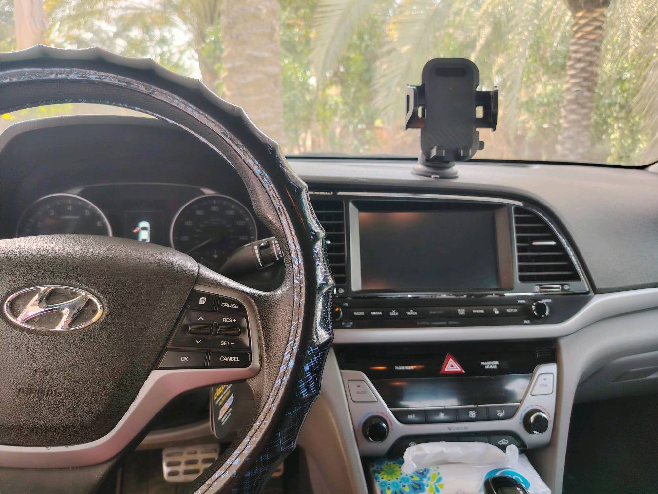 السيارة هيونداي إلنترا زرقاء، إصدار Limited، بحالة ممتازة من الداخل والخارج. التصميم أنيق ويمتاز بمقاعد مريحة ونظام تحكم حديث. تتضمن مميزات إضافية مثل شاشة لمس لسهولة التحكم بالنظام الصوتي والملاحة. العجلات بحالة جيدة وتبدو مستعدة للانطلاق على الطرق بأمان وسلاسة.