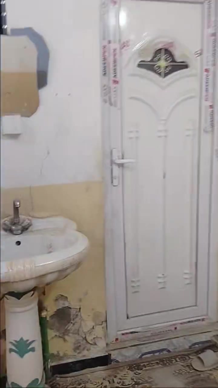 السلام عليكم بسم الله الرحمن الرحيم اليوم عندنه بيت لبيع وقابل لايجار طابو صرف وبشارع دجيل بشارع الصب رقم تليفون ***********
