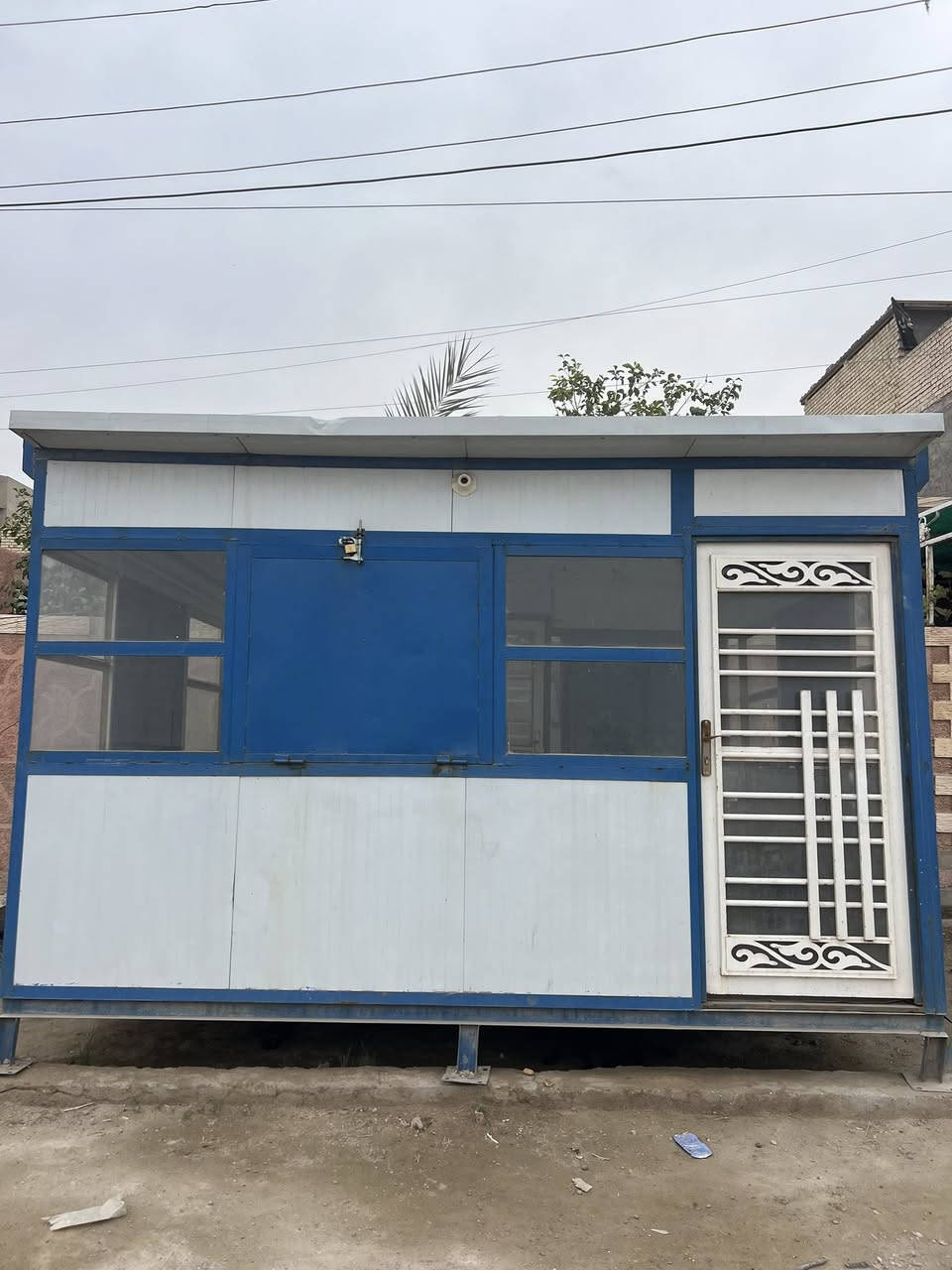 السلام عليكم
يوجد كرفان للبيع 
الطول 4 متر 
والعرض 3 متر 
جديد الكرفان وتأسيس كهرباء كلة جديد وكأمل 
للاستفسار ***********
