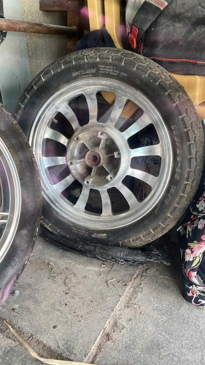 تايرات إيراني جدد ما مستخدم اريد أبيعهن امامي وخلفي هنه والوياله مكاني الشعله قطاع ال 6 رقم الهاتف ***********بي واتس
