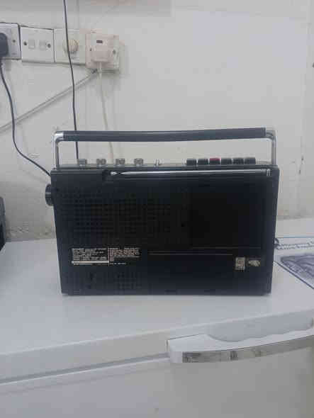 السلام عليكم اخوان عندي هذا الجهاز نوع ياباني شارب اصلي مختوم ختم ياباني نظافه 95 بالميه شغال بس المسجل مو شغال الباقي الراديو شغال جهاز قديم سبعينات 1977  السعر ع الخاص للاستفسار الاتصال على الرقم التالي ***********
