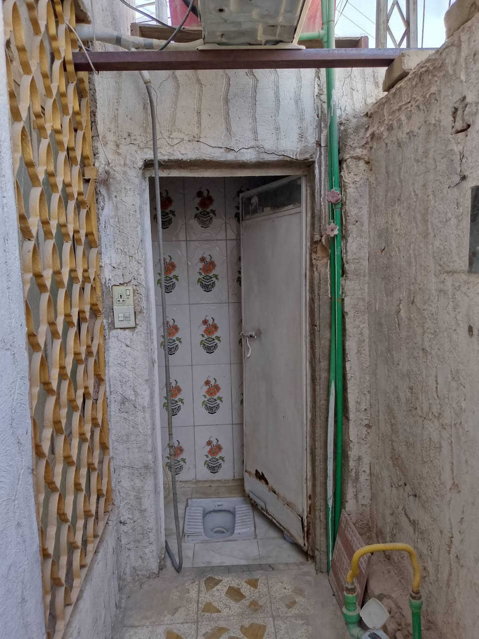 مشتمل للايجار حي الوفاء غرفه وصاله فوك وصاله ومطبخ واستقبال جوه كاشي سيراميك بيت كلش مرتب سعر للايجار 275 أتصل ***********
