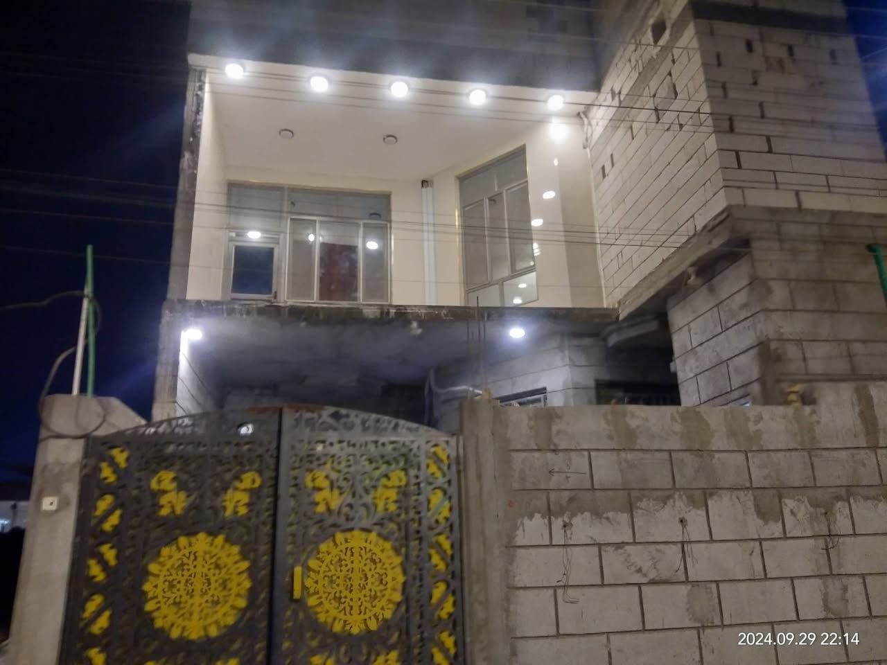 السلام عليكم ورحمة الله
منزل للبيع ١٦٨ متر  واجهه ٨ متر في حي المهندسين قريب جدا لسوق العكيلي.
طابق الارضي  غرفتين واستقبال كبيره وصاله وصحيات داخليه وخارجيه وكراج سياره. بناء طابوق ٢٠٢٢.
طابق اول  ٣ غرف نوم وحده منهم ماستر وكبيره وصحيات وصاله كبيره جدا وبالكونه  بناء ٢٠٢٤ بلوك وثرمستون.
بيتونه كبيره.
البيت مطلوب اسكان ٥٠ مليون تريد تحول القرض باسمك ماكو مشكله.
سعر البيت ٣٣٠ مليون.
البيت نقص الواجه

***********
