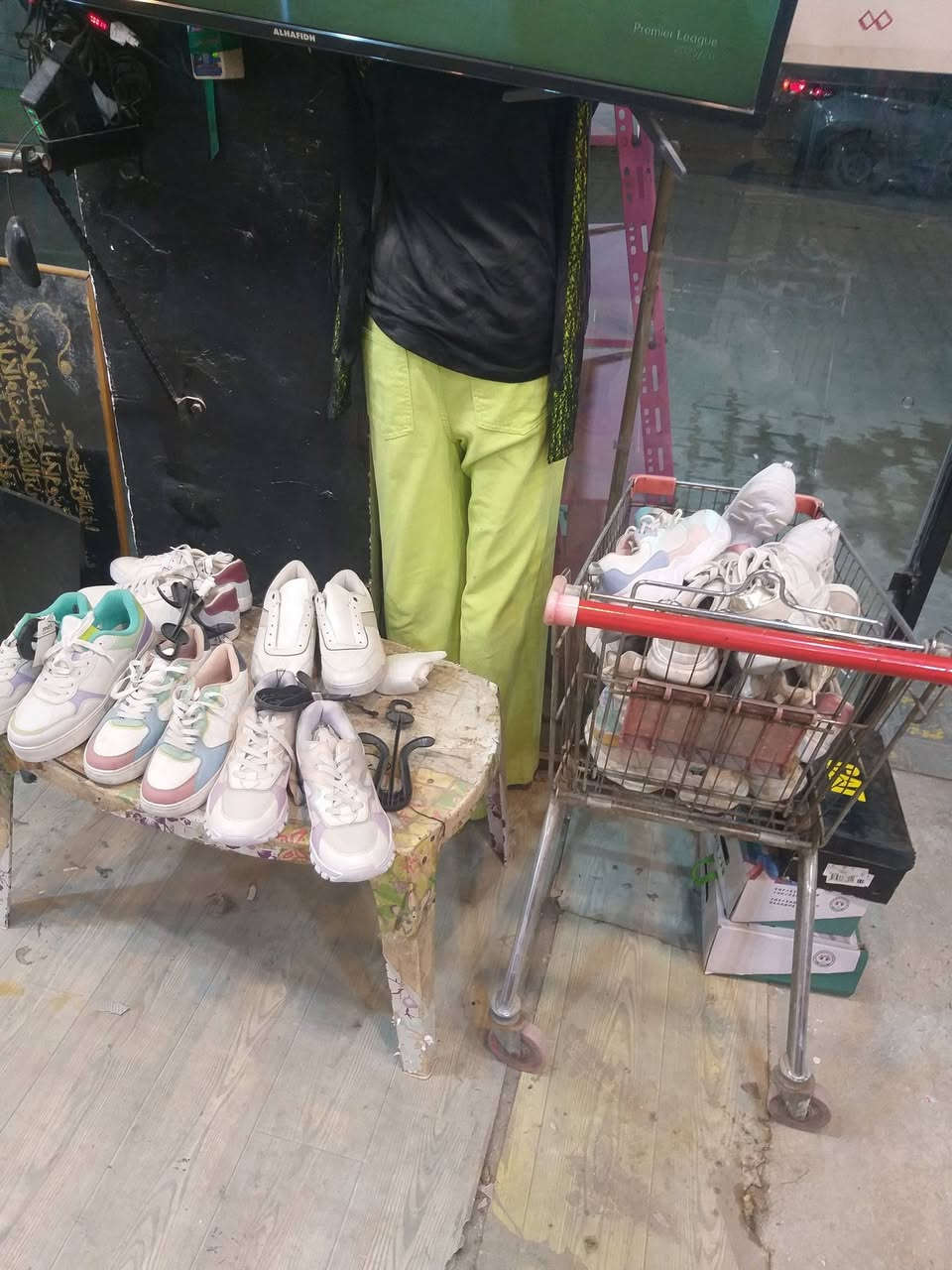 السلام عليكم عندي تصفية محل رجالي نسائي اطفال ولادي بناتي واحذية  شتوي وصيفي جديد وبالة اوربي المكان الشعب حي التجار ***********
