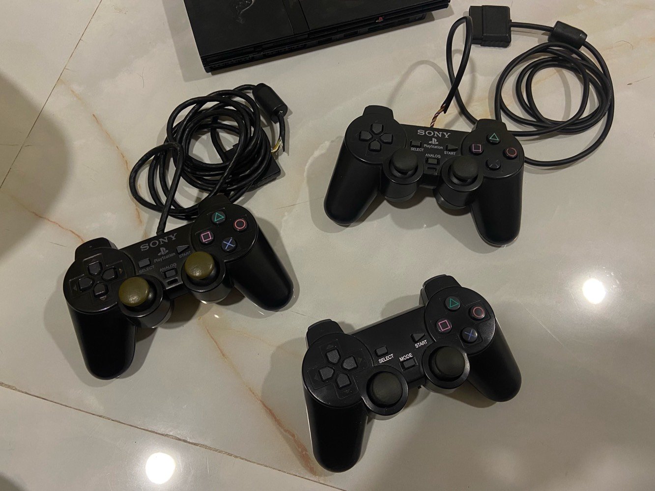 PS2 SLIM للبيع 
النظافة كدامك بس بيه خلل بزر التشغيل تحتاج تبديل 
مع يدتين سلك ويده بلوتوث 
كامل ملحقات موجودة البور وسلك av 
ومحوله hdmi يعني تكدر تشغل الجهاز على تلفزيون حديث ووياه سلكين hdmi 
وميموري كارد 2 مهكر 
قيمه وتدلل 
شنو موديل البلايستيشن بالضبط؟ وهل هو معدل/مفكوك أو شغال عالـدسك والفلاشة؟: 
ps2 slim معدل يشغل الفلاش بس ميشغل اقراص ينرادله عدسه 
شلون حالته التشغيلية: الجهاز واليدات كلهم شغالين زين لو أكو ملاحظة على أي يد أو منفذ؟: 
الجهاز يحتاجله تبديل قطعة التشغيل  يده بلوتوث شغاله واليدتين السلك ايضا 
كل الملحقات الظاهرة بالصور داخلة بالسعر لو أكو شي منّها مو مرفق؟: 
كل الملحقات ماعدا واير الطاقة بس موجود بس ماصورته  
وين موقعك بالضبط بالإمارات/العراق حتى نرتب الاستلام؟ وهل تقبل توصيل؟: 
العراق ، توصيل ماكو 
السعر كم نهائي؟ وهل أكو مجال بسيط بالنزول إذا الدفع فوري؟: 
ماعندي سعر محدد قيم واخده 