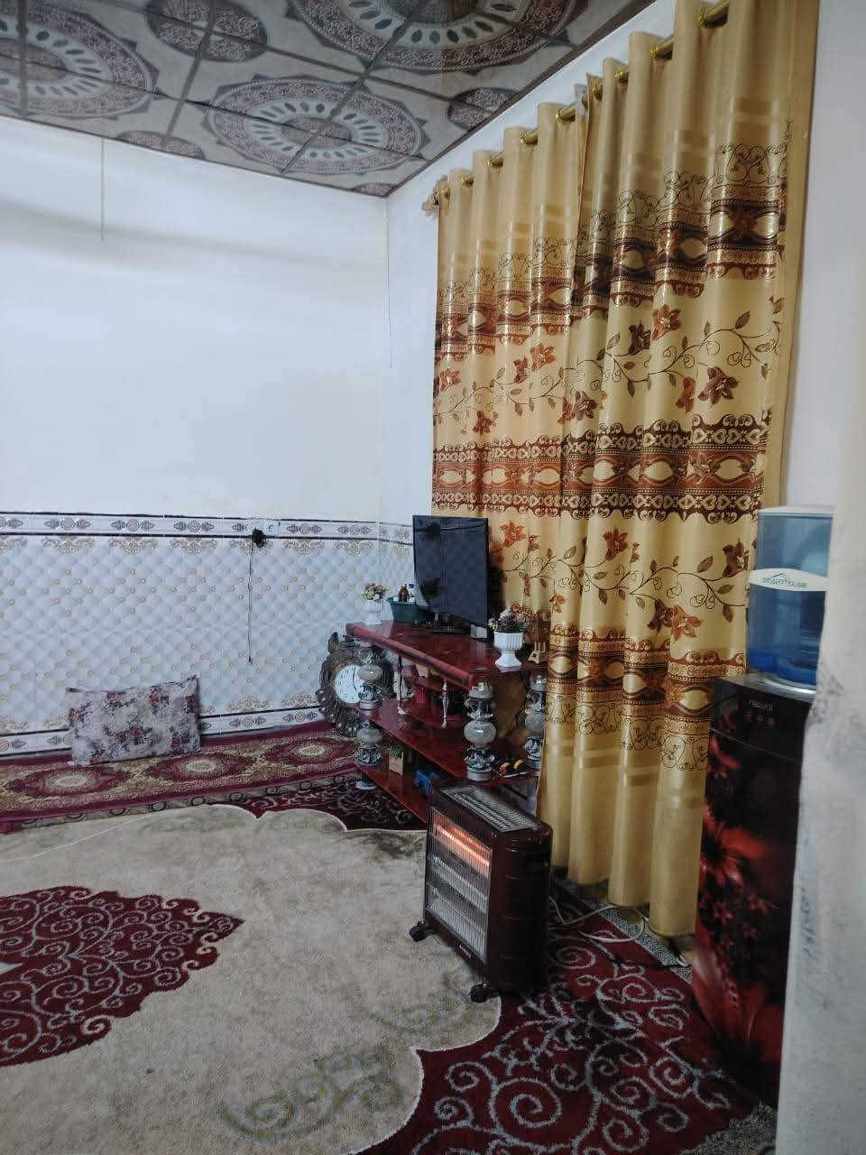 سلام عليكم ورحمة الله للبيع في حي دار السلام قبل دخوليه العلم منطقه حلوه وهادئه
مشتملات ثنين واجهة وحده 
يتكون الواحد من غرفتين وصاله مطبخ صحيات داخل خارج
استغبال خدمات ماء اساله معا مشروع كهرباء مولد وطني
بلديه مدرسه كلها متوفره 
بناء جديد تصميم طابقين 
السعر مناسب جدا 32 وبيها مجال للطيبين 
رقم الهاتف ***********
