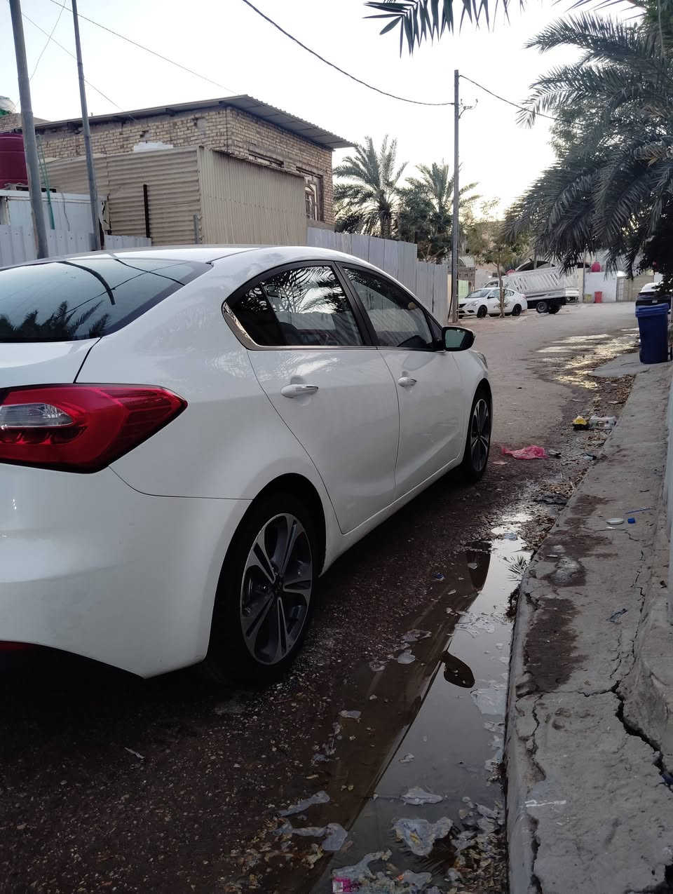 سيراتو خليجي موديل 2014 رقم اربيل جديد انكليزي سنويه ل30 السياره بيها قطعتين صبغ باب  السايق والوراها وبيها كرت زغير باب الصدر جاهزه السياره من كله وجديد گير محرك تبريد حداديه كله تمام وعلى الفحص سياره أحله من الصور وترايها
 زيرو ماعايزه كلشي مال جناي  فووول ماعدى البصمه ....
محرك 1600 شرط لا بخار ولا صوت 💢 فتحة سقف 💢 
تحكم صوبين وشفتات ستيرين 💢 تبريد خلفي 💢 
لد امامي خلفي 💢 حساس امامي خلفي 💢 
السعر المطلوب ((  116  $ )) بيها مجال للشراي للاستفسار الاتصال على الرقم *********** 
مكاني نجف دور الهنديه - ترهم مراوس حسب القناعه
