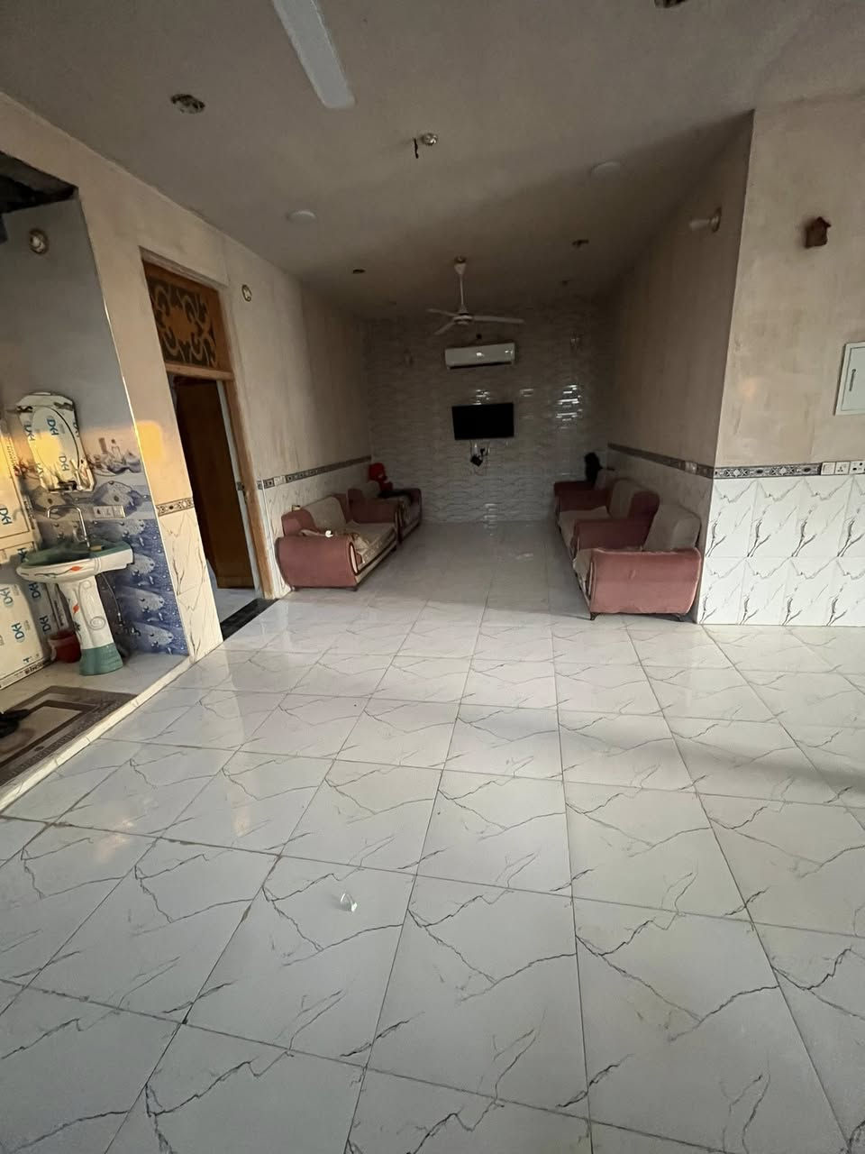 دار للبيع 🏠
المساحة // 300م 
الموقع // طريق المعاره ( حي السجاد) قبل مجمع مناف
السعر //75 وبي مجال 

البيت طابوك والسقف صب كونكريت ##
## صاله 
استقبال 
مطبخ 
غرفتين 2
صحيات خارجيه وداخليه 
طابو زراعي سند 25

الاستفسار اكثر اتصل او مراجعة مكتب ( البرق الهندسي )
الكائن طريق المعاره مقابيل الغسل 
***********
***********

