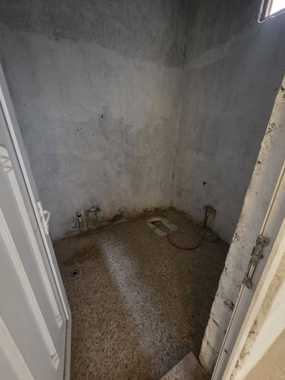 سلام عليكم ورحمة الله
بيت 150 متر نضيف للاجار 
مقابل عياده البراكيه لطب الاسنان
يحتوي على 
غرف نوم عدد 2
صاله
حمام داخلي 
حمام خارجي
مطبخ 
استقبال خارجي 
طرمه كبيره
سعر اجار البيت 
200 الف غير قابل لتفاوض اصحاب المكاتب الرجاء عدم الاتصال 
***********
***********
