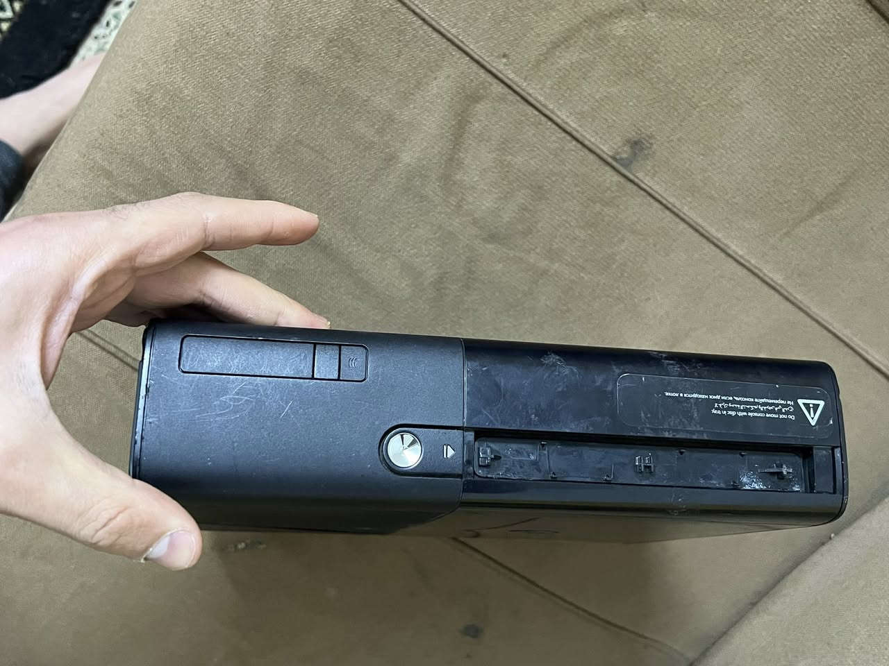 🎮 للبيع Xbox 360 E بحالة جيدة 🎮
جهاز Xbox 360 E نظيف ويعمل ممتاز.

🔹 المواصفات:

- الذاكرة: 250 GB

- عدد الألعاب: 27 لعبة قوية

- من ضمن الألعاب: Call of Duty, Darksiders 1, Darksiders 2, PES  و جيتي اي الاجزاء كلهن وغيرها من الألعاب الحماسية 🔥

🔹 الإكسسوارات:

- يدتين تحكم

  - يدة بلوتوث

  - يدة واير

💰 السعر:100الف  

⚠️ السعر قابل للتفاوض البسيط

اللي مهتم يراسلني على الخاص 📩


**إذا كنت صاحب هذا الإعلان وتريد حذفه لأي سبب، رجاءا أرسل رسالة إلى الدعم الفني**