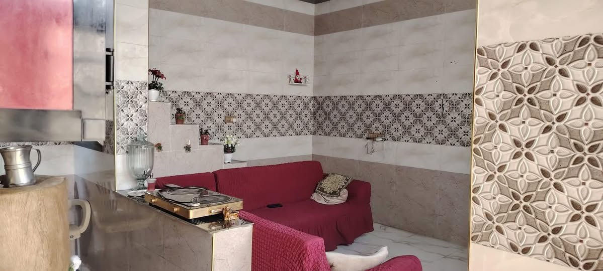 بيت للبيع ركن على شارعين مكانه حي الجامع قريب على المصفي القديم المساحة (135 م) متكون من طابقين الطابق الاول 
يحتوي على (صالة) (استقبال ) ( غرفة ) 
الطابق الثاني يحتوي على 

(صالة ) + (غرفه ) وصحيات 

الاستفسار *********** بي واتساب
