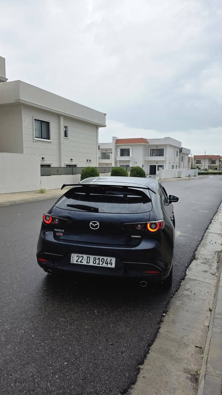 � مازدا Mazda 3 2022 🚘
ما ماشية  89 الف ميل
محرك 2.5L 

✨ المواصفات  (select ):

  

🟥 شاشة جبيرة ( كار بلي + اندرويد )
🟥مثبت سرعة 
🟥قيادة ذاتية 
🟥تحديد مسار 
🟥 رادار امامي  
🟥شفتات ستيرن 
🟥مثبت ستيرن 
🟥سايد بريك بصمة 
🟥مودات قيادة
🟥جامات اوتو
🟥اوتو هولد

🟥لدات امامي خلفي 

سيارة  صبخ عام
بجم و خلف كبس ايرياك فقط برده الباقي بشرط   
سيارة رقم اربيل سنويه و هزه جديده 
مكان السيارة  اربيل
 رقم الشاصي JM1BPAJL9N1501893
***********
***********
الســعــر 98 ورقه 
مجال بسيط
