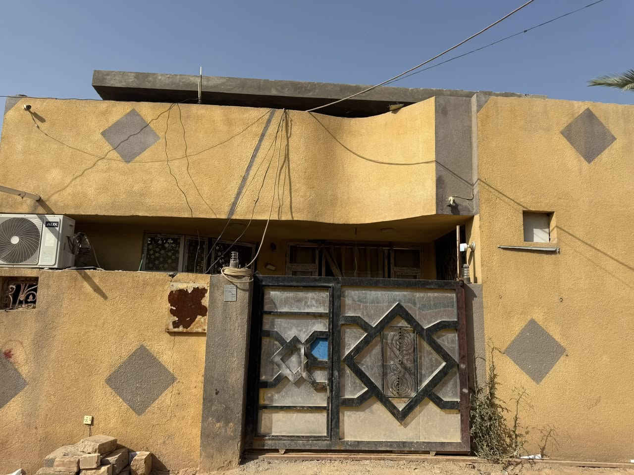 السلام عليكم بيت للبيع مساحة (١٠٠م) عقد ٣٥ بي اقرار من البلديه / البيت كامل كما موضح بلصور البيت بكربلاء بشارع المدرسي قريب ع حولي ابو مهدي المهندس غرفه جوه وغرفتين فوگ استقباال صاله مطبخ صحيات داخليه وخارجيه البيت كامل وجاهز لسكن السعر (٧٧) بي مجال التواصل (***********)
