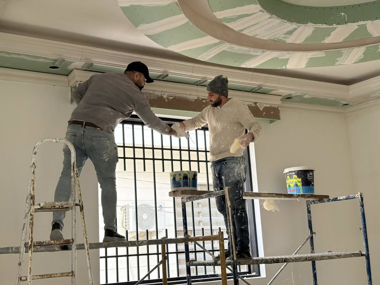 ✨ من مراحل العمل إلى النتيجة النهائية ✨

نشارككم جزء من شغلنا أثناء التنفيذ، لأن نؤمن إن التفاصيل هي اللي تصنع الفرق 👌

📍 تنفيذ: ديكور داخلي
🎨 تصميم وتنفيذ حسب الطلب
🛠️ العمل بإشراف فريق محترف
🌪️سحبات ملكية

📩 للحجز والاستفسار راسلنا على الخاص او الاتصال *********** 

#ديكور #تصميم_داخلي #ديكور_حديث #تشطيبات #ابدا
