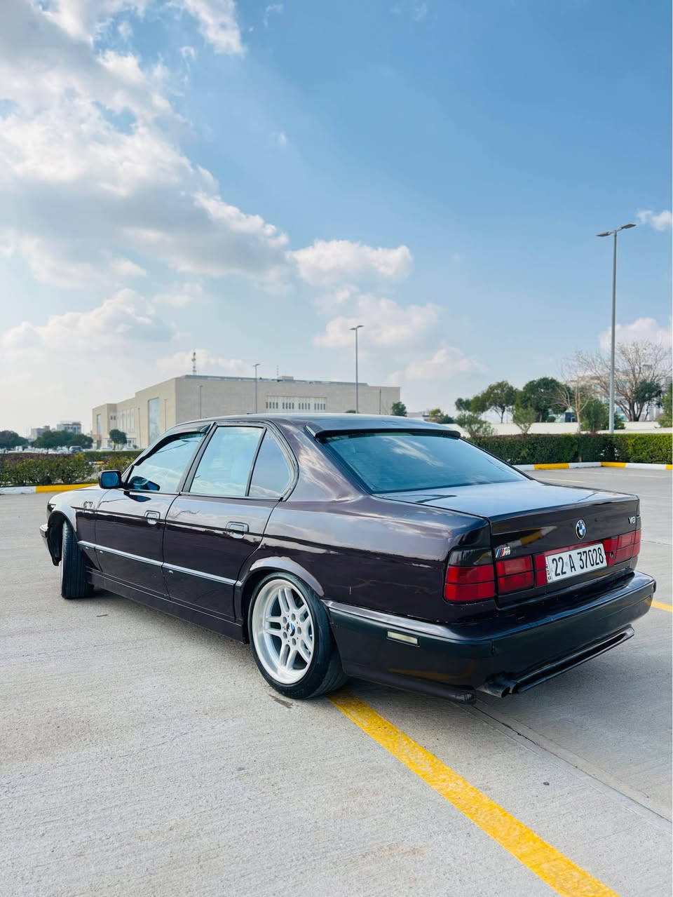 بە ناوی خوای گەورە بیئم ١٩٩١ _مەکینە ٥٢٨ سەقەر فول فولی گیر عادی 
سلاییت
دوو جام کارەبا
ویل ئیم 
سەیارەیکی توند و تۆڵ بی کیشەیە گیر و مەکینە بەشەرت بەناو کردن بەشەرت سەیارەکە نمونەیە  لە جوانی سەنەوی تا ٢٠٢٩ نویە  چاملغیکی دواوە لای سایەق لیدرانیکی هەیە بڕاوە و وەرگەڕاو بە شەرت 
شوێن هەولێر
ژمارەی موبایل : *********** أربيل, العراق
