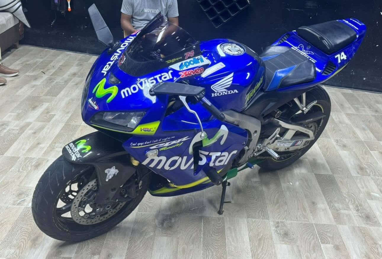 ماتۆڕی CBR 600RR ڕەقەمە و بەناوی خۆمەوەیە 
ماتۆڕەکە بیلادی ڕەنگی شینە و ناوازەیە 
ئەمەش ڕەنگ و دیزاینی ئەسڵی خۆیەتی.
ڕوپۆشی ڕیشاڵی کاربۆنی هەیە.
داشبۆردەکەی ڕیشاڵی کاربۆن، پارێزەری تانکی ڕیشاڵی کاربۆن، جامی پێشەوەی ڕیشاڵی کاربۆنی، پارێزەری پێشەوەی ڕیشاڵی کاربۆنی، پارێزەری دواوەی ڕیشاڵی کاربۆن، پارێزەری زنجیرەی ڕیشاڵی کاربۆن، پارێزەری ئەگزۆز ڕیشاڵی کاربۆن.
زنجیرێکی نوێ، پاوەر پولی، 
پێداڵی چەپ و ڕاستی ئەسڵی، 
شیفتەری کابینەی فڕۆکەوان، کلاچی سپۆرت و ئەگزۆزی سپۆرت  
سیستەمێکی بزوێنەر و ئاوی نایاب، کورسی وەرزشی، 
دوو بۆری ئەگزۆز، تایەی کاربۆن فایبەر، 
هەڵپەساردنی پێشەوە و دواوە، 
هەموو گۆڕانکارییە ئەسڵیەکان
بە شێوەیەکی سروشتی سیستەمێکی بەهێزی کۆکردنەوەی هەیە 

نرخ : داوای بکە لە کۆمێنت ڕاستەوخۆ بۆت دێت 🤖 

گەوهەرێکی ڕاستەقینە. دەکەوێتە خانەقین، دیالە
بێگومان ماتۆڕسکیلەکە پێڵاوی لەگەڵدایە بە کەرامەتەوە
دەستکێشی ئەسڵی و زرێپۆشی جەستە
وە جانتایەکی چاوی ئەلیکترۆنی

بۆ پەیوەندی کردن بە خاوەنی 

 ***********
