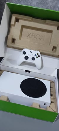 عندي Xbox series s مستعمل نضيف ما داخل صيانه ولا مفتوح  كارتونه + يده ...