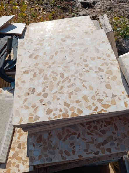 السلام عليكم يوجد كاشي درجه اولى ١٦ متر ***********
