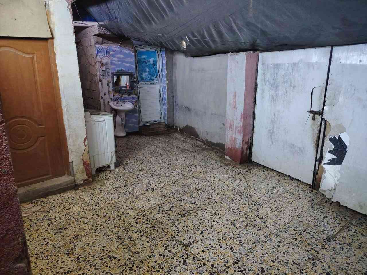 بيت زراعي 150 متر الورديه قريب عالشارع العام دربونه ابو سمير الدفاعي للعقارات البيت يحتوي  على غرفه + استقبال + صاله+ ومطبخ + حمام داخلي + حمام خارجي + ومخزن خارجي + بيت مسلح( البيت عوزه ترتيب) ( السعر البيت 37 مليون وبي مجال غير متواجد على الفيس) (***********)

