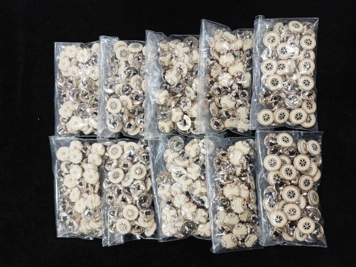 متوفر كافة  مستلزمات لوازم الخياطة 🧵🪡
بأنسب الأسعار 🔥🔥
يوجد خدمة التوصيل إلى العراق 🇮🇶 
البيع بالجملة والكميات فقط 
جميع البضاعة استيرادنا الخاصه
العنوان بغداد الشورجة تحت التكية 
للتواصل  والحجز عبر الواتس اب فقط 
***********
