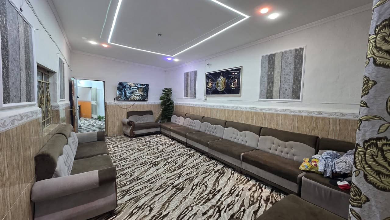 بيت للبيع مع الاثاث مساحه ١٨٠متر كوت حي الحكيم يبعد عن الشارع ١٥٠متر تفاصيل البيت بناء بلوك يحتوي على غرفتين وصاله ومطبخ واستقبال سعر ٤٥ مراجعة دلالية احمد السعيدي عنوان المكتب قرب حسينية بيت خليفه للاتصال *********** } ***********
