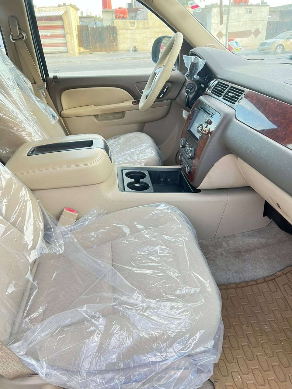 السلام عليكم من رخصه الادمن المحترم تاهو خليجيه مكفوله مديل 2011 بدون كص بدون حادث جاهزه من جميع النواحي مكانها بصره بيها ارقام اصليه شرط اصليه ***********
