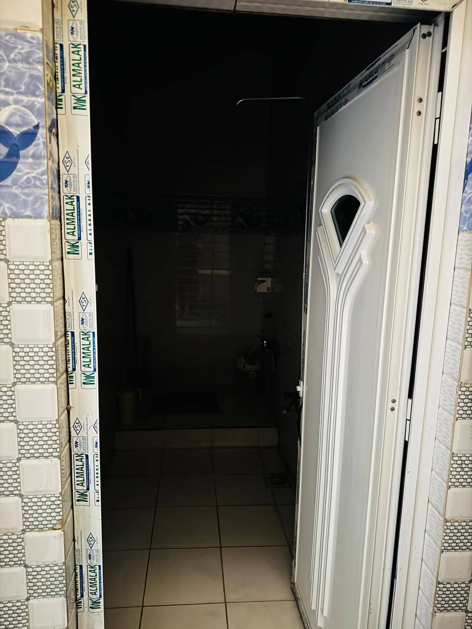 السلام عليكم 
منزل للبيع للبيع  
المساحة 150 
الطابق الارضي دوانية وصالة وغرفتين ومطبخ وصحيات داخلية وخارجية 
الطابق الثاني صاله وغرفه 
موقع البيت قرب مدرسة محمد باقر الصدر 
ملاحظة : البيت لا يباع بالمبادرة بيع مباشر فقط 
للاستفسار:
***********
***********
