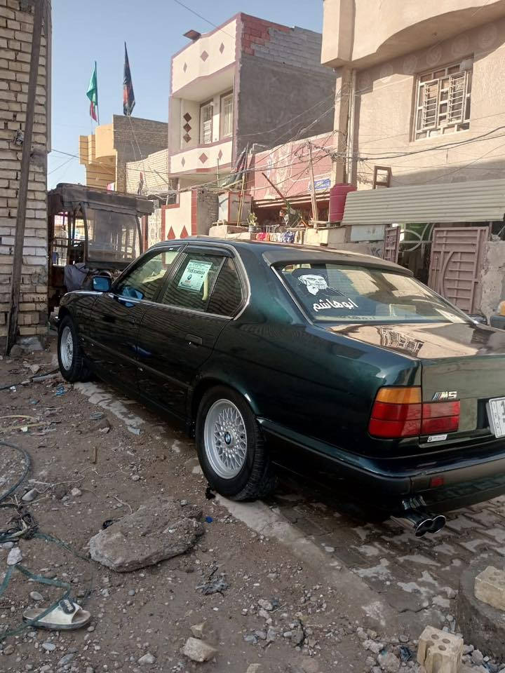 السلام عليكم سياره لبيع بي ام موديل 91محدثه 94بجم عريض مكينه 6سلندر فانوس مسكر تخم تاير حداديه جديده  غرفه جديده جلد سياره نضيفه رقم انبار انكليزي بسمي تحويل مباشر تواصل على رقم ***********
