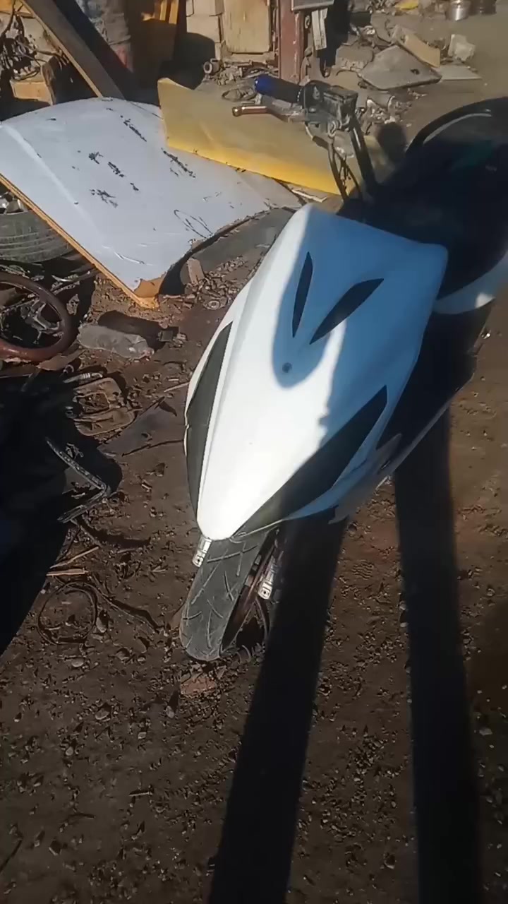 السلام عليكم ماكس مضلع للبيع دراجه متروكه شغاله بس ناقصها كابريتر وقبق هندر بيها تايرات جلاتين صدر أمامي خلفي رياضي كلج أمامي رياضي يدات رياضي مكينه 55 دراجه متروكه ابيعك كوم حديد لسعر250 وبيها مجال مكان سلمان باك ***********
