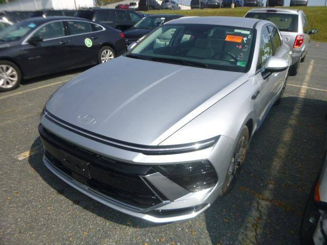 للبيع: هيونداي سوناتا 2025 –  وارد امريكي بدون
حادث  بدون اي ايرباك شرط  السياره مكفوله من كلشي حته الدعاميت شرط بلا صبغ 
اللون: فيراني 
المواصفات:
•          عداد 9 الف فقط 
 • محرك 4 سلندر سعة 2.5 لتر
 
 • گير تعليك أوتوماتيك 8 سرعات
 • نظام دفع أمامي (FWD)
 • بنزين – اقتصادي في الوقود
التجهيزات الخارجية:
 • جنوط ألمنيوم
 • مصابيح LED أمامية وخلفية
 • إضاءة نهارية LED
الداخلية والراحة:
 • مقاعد قماش بحالة ممتازة لون كريمي 
 • مقعد السائق تعديل كهربائي
 • شاشة عدادات رقمية
 • شاشة لمس وسطية كبيرة
 • Apple CarPlay & Android Auto
 • تكييف أوتوماتيك
 • تشغيل بصمة وزر
 • دخول ذكي بدون مفتاح
أنظمة السلامة:
 • ABS مانع انغلاق المكابح
 • نظام الثبات الإلكتروني
 • مساعد الحفاظ على المسار
 • تحذير التصادم الأمامي
 • نظام النقطة العمياء
 • كاميرا خلفية
 • وسائد هوائية متعددة
الحالة: ممتازة
السيارة نظيفة وجاهزة للاستخدام رقم كاتى
السعر: اتصل 💵 وبيها مجال بسيط 
للاستفسار: *********** او واتس اب  اتصال 📞
