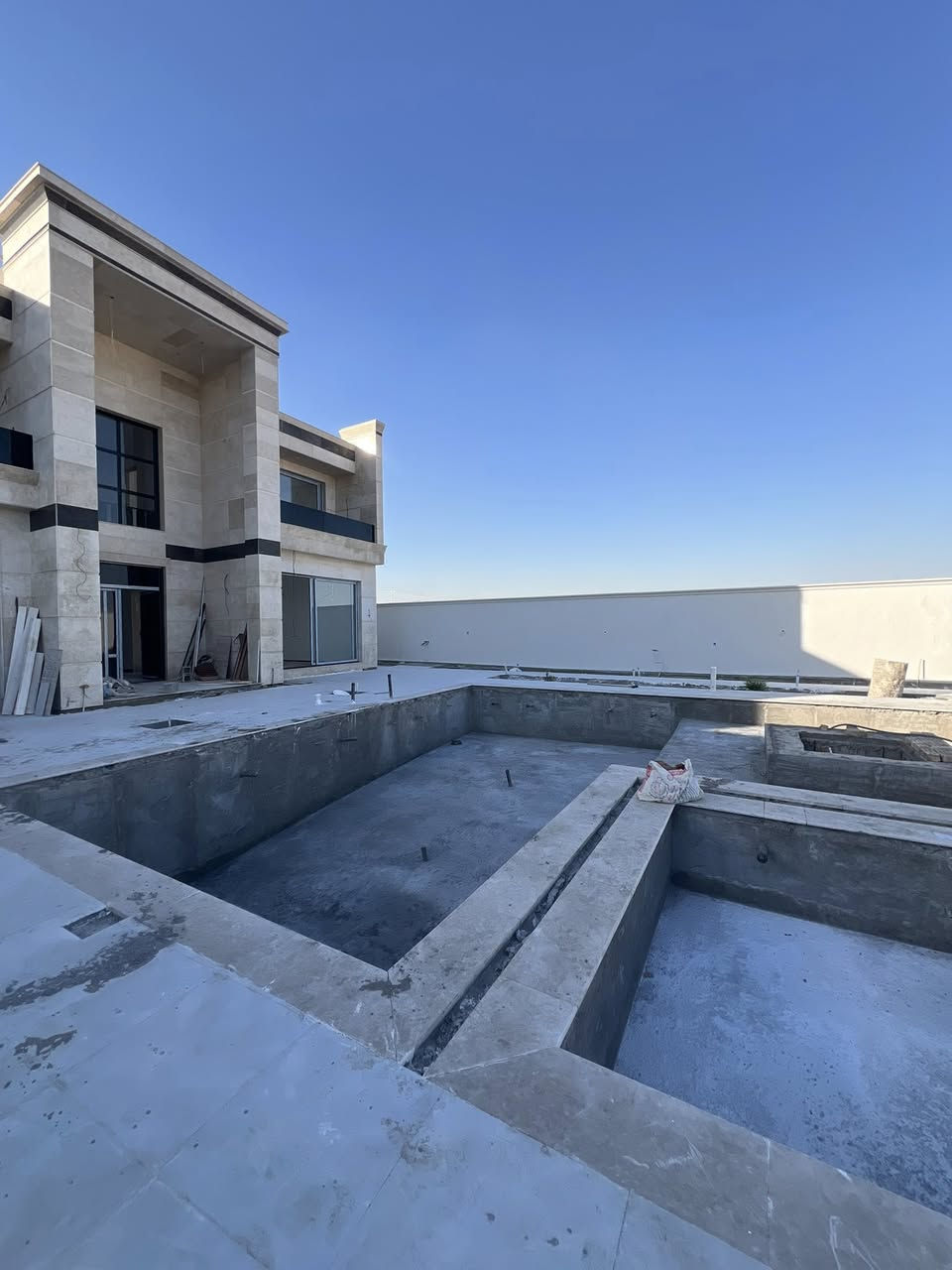 السلام عليكم 👋

فرصة مميزة لامتلاك مزرعة مودرن فاخرة ضمن مجمع مزارع راقٍ ومتكامل الخدمات.

📍 الموقع:
بغداد – الدورة – عرب جبور – مجمع الزمرد

📐 المساحة:
1000 متر مربع

📏 الواجهة:
22 متر

📄 نوع السند:
طابو زراعي – سند 25 تنزال
شركة القلعة البيضاء مع إقرار محكمة الدورة

✅ خدمات المنطقة:
• ماء
• كهرباء
• شوارع مبلطة
• مجمع خاص بالمزارع
• قريب من نهر دجلة

🏡 محتويات المزرعة:

• صالتان مودرن بإطلالة مباشرة على المسبح والحديقة
• غرفتا نوم ماستر
• مطبخ بارد
• مطبخ حار
• غرفة ملابس (دريسنج روم)
• منور
• صحيات عدد (2)

✨ المواصفات:
• واجهة مرمر فاخرة
• ديكورات بروفايل
• إنارة مخفية حديثة

🏊 المرافق الترفيهية:
• مسبح رئيسي 5 × 10 متر
• مسبح أطفال
• جلسة مائية
• حديقة مسبح
• منطقة باربكيو
• جلسات عربية قيد الإنشاء
• حديقة بمساحة جميلة ومريحة

⚠️ ملاحظة:
المزرعة قيد الإنشاء حالياً.

📞 للاستفسار:
***********

مكتب أنور الجبوري للتطوير والاستثمار العقار
