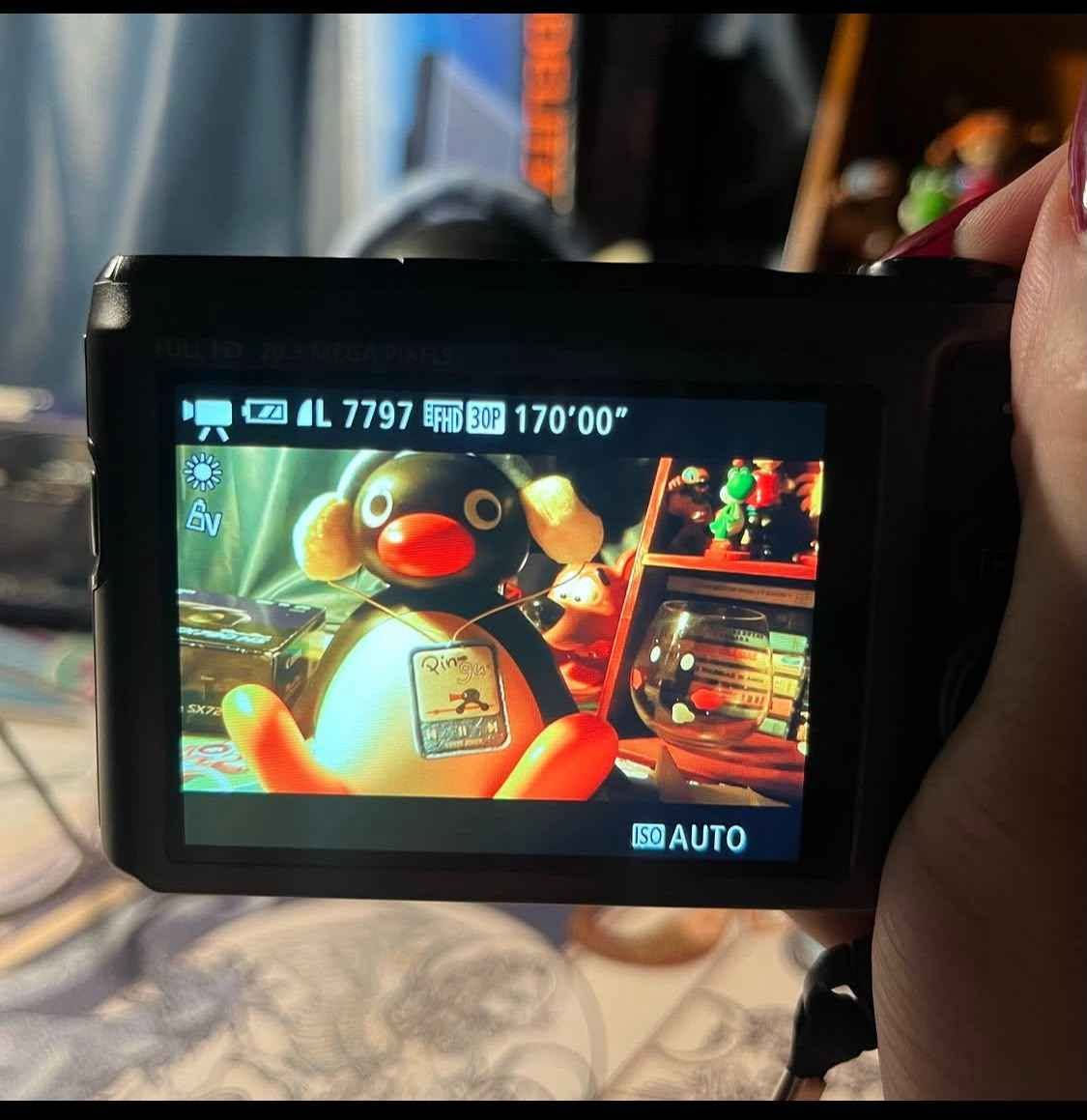 كامره كانون sx720 دقة التصوير: مستشعر CMOS بحجم 1/2.3 بوصة وبدقة 20.3 ميجابكسل.
 معالج الصور: معالج DIGIC 6 فائق السرعة لضمان أداء قوي وألوان واقعية.
 قدرة التقريب (الزوم): عدسة تقريب مذهلة تصل إلى 40x (ما يعادل 24-960 مم في عدسات 35 مم) لتصوير أدق التفاصيل عن بُعد.
 الشاشة: شاشة LCD بمقاس 3.0 بوصة وبدقة 922 ألف نقطة لرؤية واضحة وزوايا رؤية ممتازة.
 تصوير الفيديو: تسجيل فيديو عالي الدقة Full HD 1080p بسرعة 60 إطاراً في الثانية للحصول على لقطات ناعمة ومحترفة.
 ثبات الصورة: نظام تثبيت ذكي (Intelligent IS) لمقاومة اهتزاز اليد وضمان صور حادة وفيديوهات ثابتة.
 الاتصال الذكي: واي فاي (Wi-Fi) مدمج مع تقنية NFC لمشاركة الصور ونقلها لهاتفك بلمسة واحدة.
 الحساسية والسرعة: حساسية ضوء تصل إلى ISO 3200، مع سرعة تصوير متتابع تصل إلى 5.9 إطار في الثانية لالتقاط اللحظات السريعة.
 مساعد التقريب (Zoom Framing Assist): ميزة ذكية تساعدك على تتبع الأجسام والمحافظة عليها داخل الكادر أثناء استخدام الزوم العالي.
 وضع الإبداع الفني: ميزة Story Highlights لتلخيص لقطاتك في فيديو مميز، ووضع Creative Shot لإضافة تأثيرات فنية وتلقائية على صورك.

السعر 500.000
للاتصال على الرقم
*********** حلة, بابل
