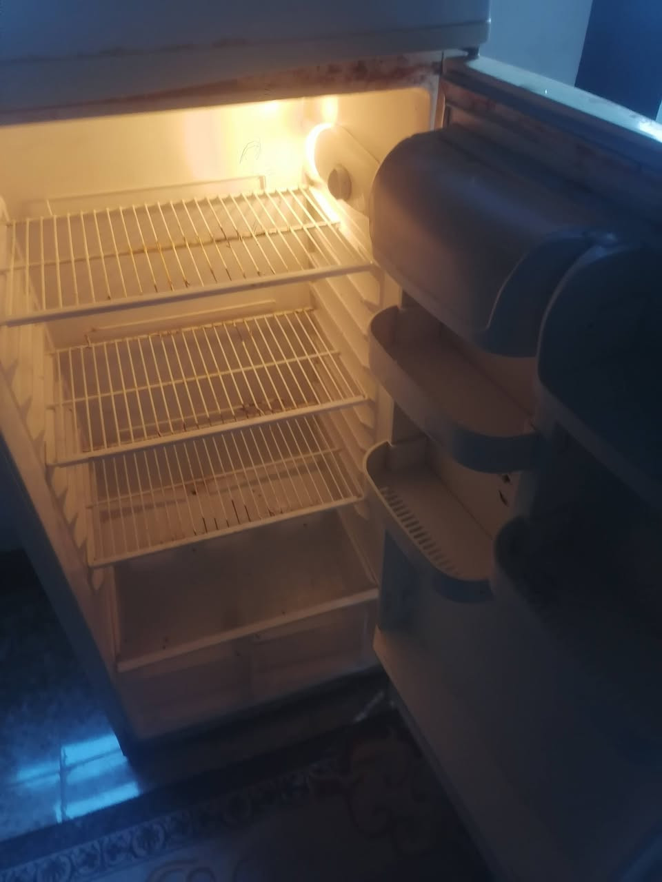 السلام عليكم ثلاجه للبيع ***********
