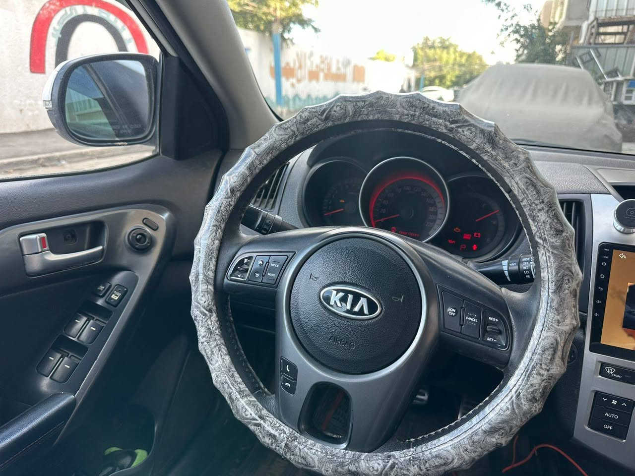 السلام عليكم كيا سيراتو رقم بغداد باسمي دولي سياره فول مواصفات VIP 
محرك 2000 DHOCK دوش 
فتحه شاشه 
بصمه باب
بصمه تشغيل 
فول للأخير جايه مواصفات خاصه  سياره بيها جامع مبدل بدون دواخل وبيها صبغ تكمه من أثر شخوط وفتح باب مقفله فقط وسونار موجود سعرها 115 وبيها مجال مكاني بغداد طوبجي 

*********** بغداد, العراق
