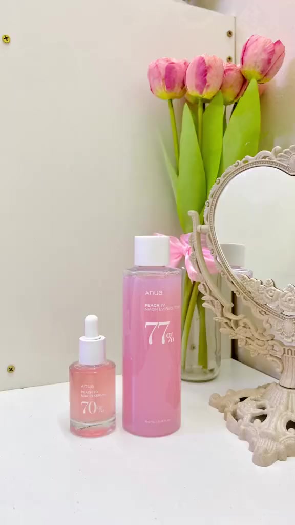 1. Anua Peach 77 Niacin Essence Toner – تونر الخوخ 77%

تونر خفيف ومنعش يحتوي على 77% من مستخلص الخوخ، غني بالفيتامينات ومضادات الأكسدة، وممزوج مع النياسيناميد (فيتامين B3) لتفتيح وتوحيد لون البشرة.
يساعد على ترطيب البشرة من العمق، يقلل من مظهر المسام، ويجهّز البشرة لاستقبال باقي خطوات الروتين.

 • يرطّب البشرة ويمنحها نعومة وانتعاش
 • يخفف من البهتان ويزيد الإشراقة
 • يقلل من المسامات الواسعة
 • يحتوي على مضادات أكسدة تحمي البشرة من العوامل الخارجية

مناسب لـ: جميع أنواع البشرة، خصوصاً البشرة الباهتة والتعبانة

الحجم: 250 مل 

2. Anua Peach 70 Niacin Serum – سيروم الخوخ 70%
سيروم مركز يحتوي على 70% من مستخلص الخوخ النقي و5% من النياسيناميد، مخصص للتفتيح، تقليل التصبغات، وتوحيد لون البشرة.
يحتوي أيضاً على الفيتامينات B و C لتحفيز إشراقة البشرة وزيادة مرونتها.
 • يعالج آثار الحبوب والتصبغات
 • يوحد لون البشرة بشكل طبيعي وآمن
 • يرطب البشرة بعمق ويمنحها ملمس مخملي
 • يعطي نضارة ولمعة طبيعية للبشرة
مناسب لـ: جميع أنواع البشرة، حتى الحساسة
#عناية_كورية #anua #تونر_خوخ #سيروم_خوخ #روتين_بشرة #بشرة_صحية #نياسيناميد #منتجات_كورية #بيوتي_ستايل #بشرة_نضرة #جمال_كوري #تجربتي_الصحيحة


**إذا كنت صاحب هذا الإعلان وتريد حذفه لأي سبب، رجاءا أرسل رسالة إلى الدعم الفني**