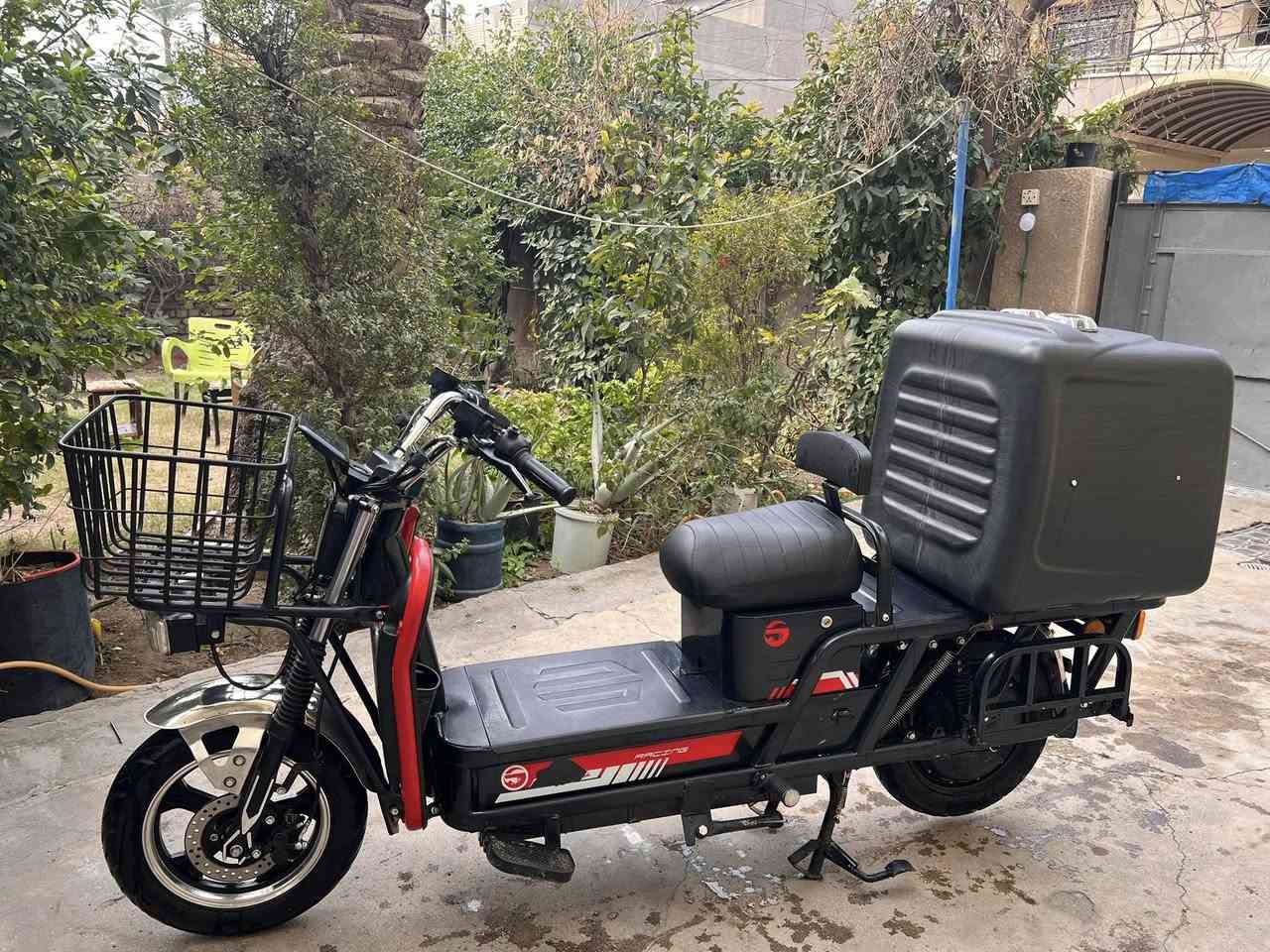 دراجة شحن للبيع
بحاجة الى تبديل بطاريات🔋🔋
دراجة هيكلها كلش قوي 
عبارة عن حديد 
سرعة ٥٠
وياها صندوك دليفري أضافي
السعر 950,000
للأستفسار
***********
