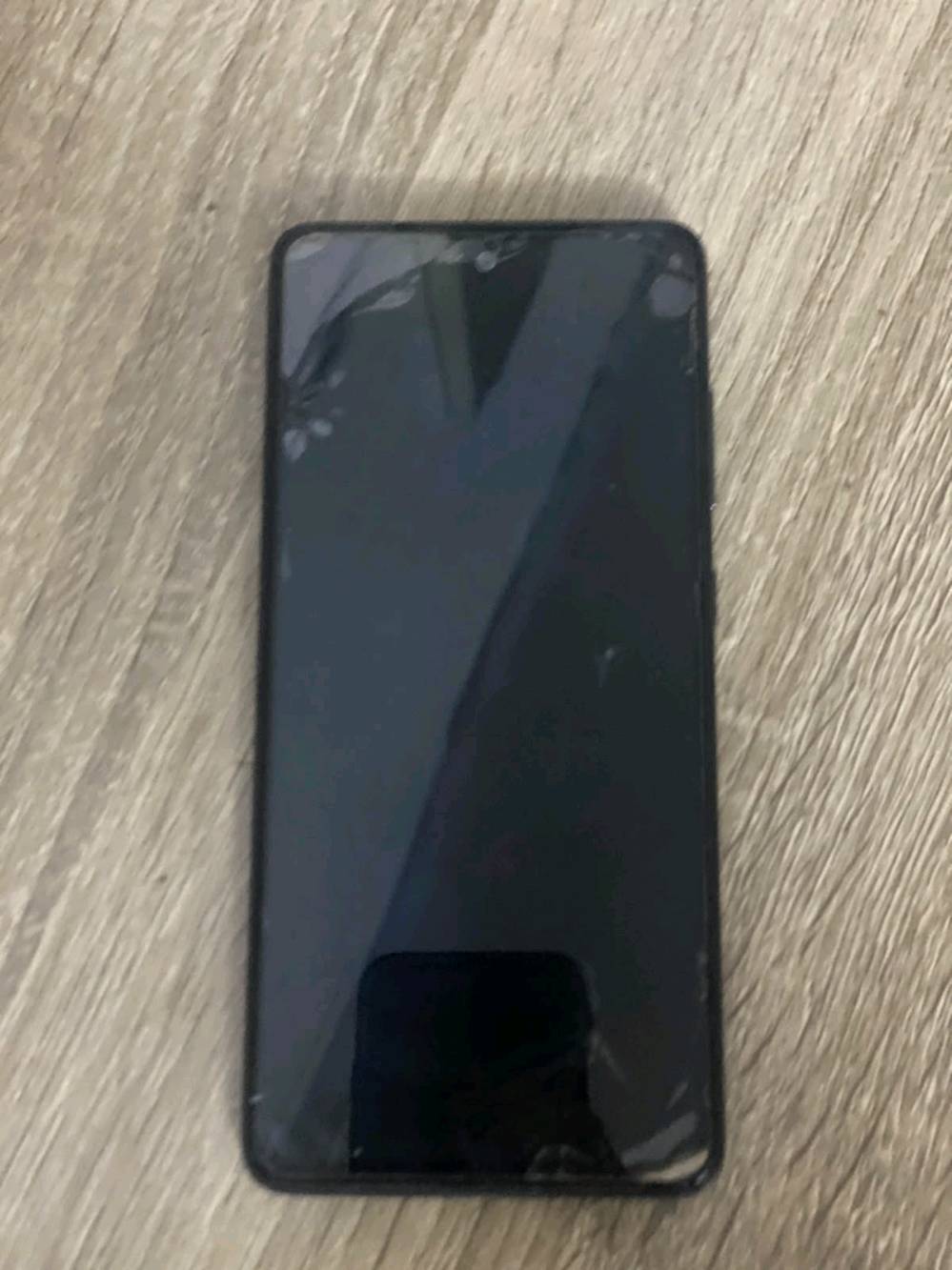جهاز Samsung Galaxy A52 جهاز نضيف مابي اي شي بي لسكه ل حماية شاشه
اهم تفاصيل ​الشاشة: من نوع Super AMOLED بمقاس 6.5 بوصة، وبدقة FHD+، وتدعم معدل تحديث 90Hz لتجربة تصفح سلسة، مع طبقة حماية Corning Gorilla Glass 5 الذاكرة: يتوفر بنسخ تخزين 128 أو 256 جيجابايت، مع ذاكرة عشوائية (RAM) بسعة 8 جيجابايت.​المعالج: Snapdragon 720G، يقدم أداءً جيداً ومستقراً في المهام اليومية والألعاب المتوسطة.البطارية: بسعة 4500 مللي أمبير تدعم الشحن السريع بقوة 25 واط.الكاميرات: خلفية رباعية (الأساسية 64 ميجابكسل بمثبت بصري OIS لمنع الاهتزاز)، وكاميرا أمامية بدقة 32 ميجابكسل)) مراوس ب آيفون 12برو ماكس عنوان بغداد زعفرانيه  واتساب موجود