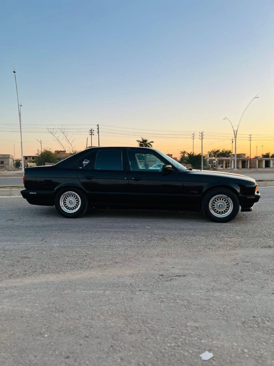 السلام عليكم بي ام موديل 1994 بلادي حجم 525 كبس  اوتماتيك
لون اسود  رقم سليمانية دولي سنوية  لغاية 2027شرط التحويل 
بجم عريض 
فول فول مواصفات عدى السلايت  
كشنات جلد داخل غرفته اسود  بلادي لوك وكهربائي اربع جامات كهربائي اوتو سستم  سماعات
 ويل خليه بلاد 
تبريد شغال
 لايت حلقة ومنظومة زينون 
 دبل ايرباك و دبل جكمجة 
صدر امامي وخلفي جديد
و٤ تايرات لوك 
 مصبوغة جمالية فقط بدون اي ضربة ولا دواخل
سيارة  جديدة 
 مكان السيارة تكريت  السعر 61 وبيه مجال شراي خابرني وتدلل رقم الموبايل ***********
