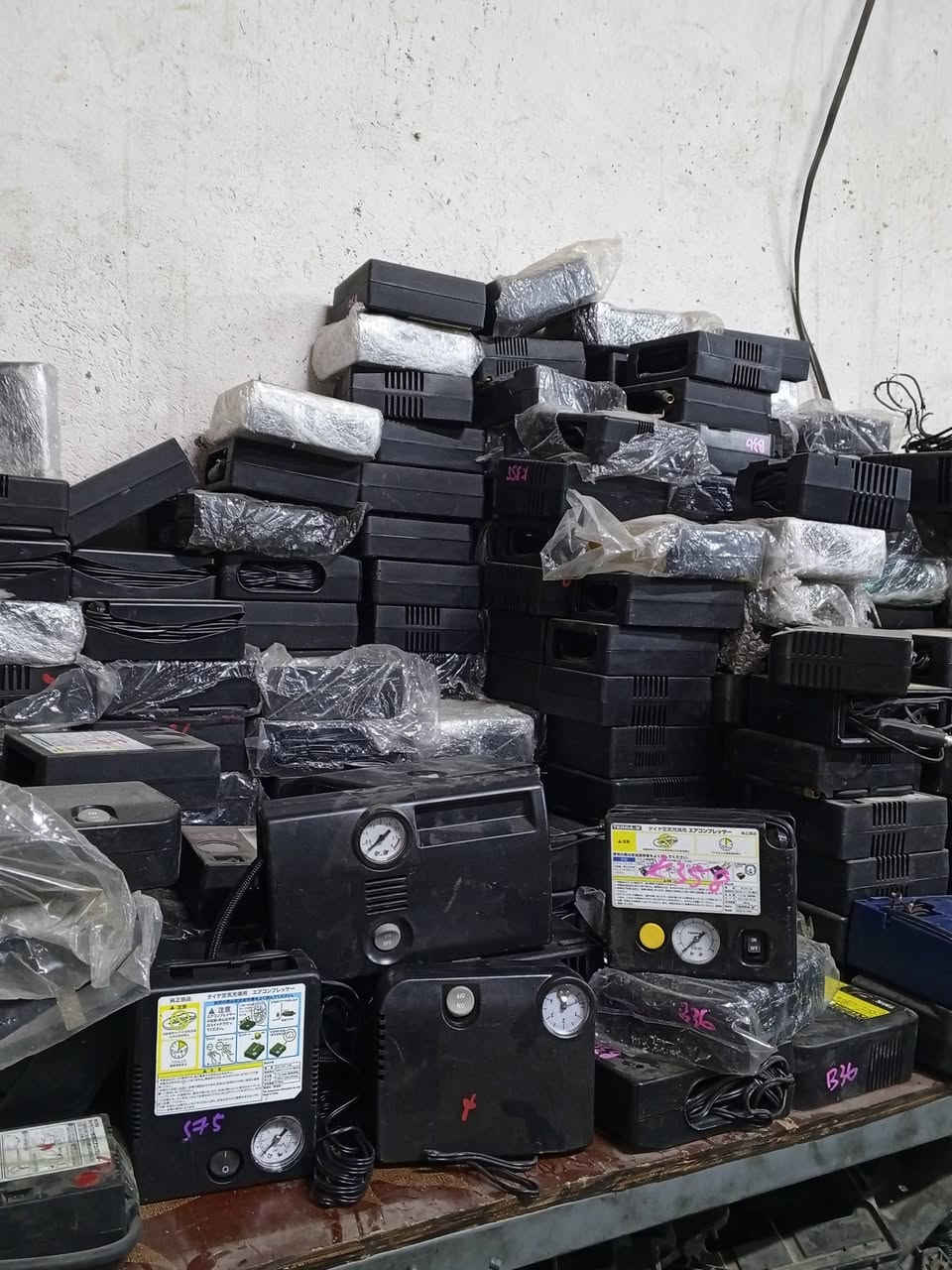 ماطور نفخ تاير عل جداحه 
سعر القطعه 15 مو جود كميه 
يتوفر جمله للاستفسار الاتصال 
*********** يوجد توصيل
